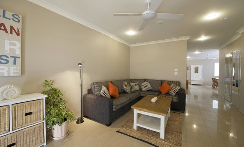 Marty's @ Little Beach - Dalby Accommodation 11