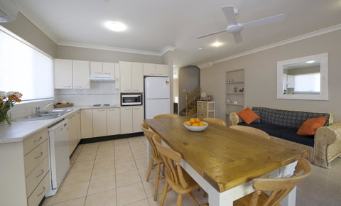 Marty's @ Little Beach - Dalby Accommodation 10