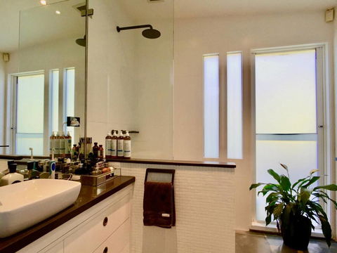 3 Storey Home Close Walk To Fox Studios SCG & City - Dalby Accommodation 11