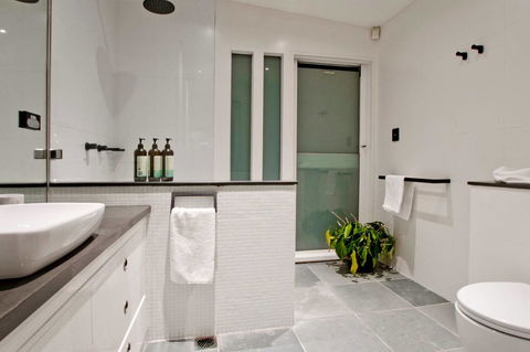 3 Storey Home Close Walk To Fox Studios SCG & City - Dalby Accommodation 16