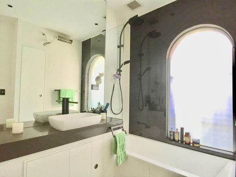 3 Storey Home Close Walk To Fox Studios SCG & City - Dalby Accommodation 5