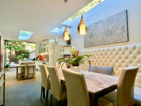 3 Storey Home Close Walk To Fox Studios SCG & City - Dalby Accommodation 0