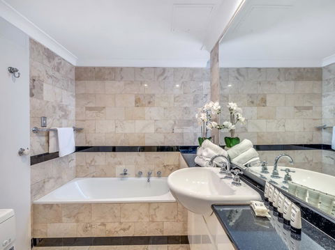 Panoramic Harbour Views And Unbeatable Comfort - Dalby Accommodation 4