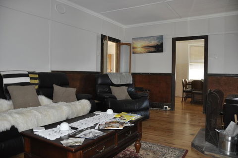 Caledonia Cottage - Dalby Accommodation 11