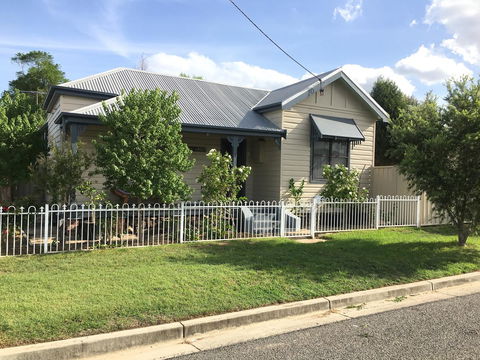 Caledonia Cottage - Dalby Accommodation 0