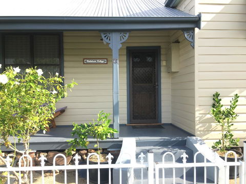 Caledonia Cottage - Dalby Accommodation 6