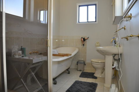 Caledonia Cottage - Dalby Accommodation 23