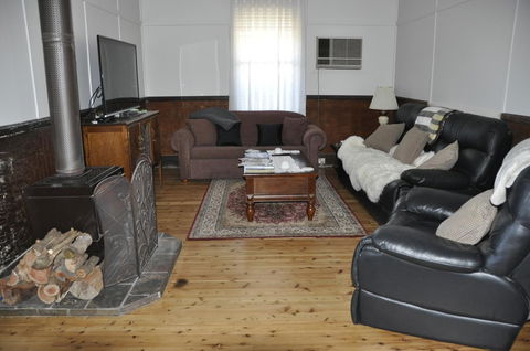 Caledonia Cottage - Dalby Accommodation 10