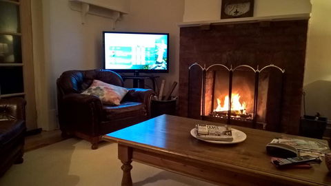 Book Keepers Cottage - Dalby Accommodation 3