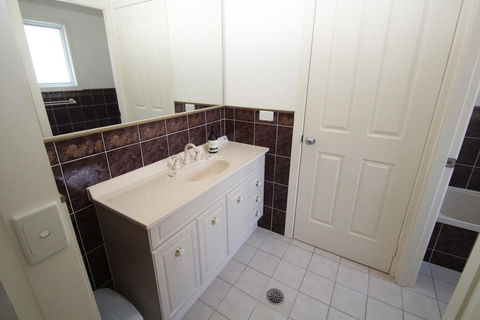 BOOTI BEACH HOUSE - Dalby Accommodation 2