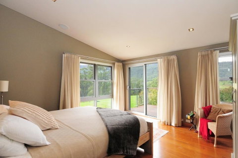Bottlebrush Lodge - Great Views And A Pool! - Dalby Accommodation 3