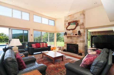 Bottlebrush Lodge - Great Views And A Pool! - Dalby Accommodation 0