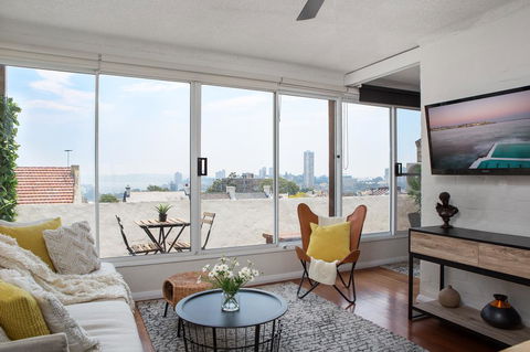 Boutique Apartment With Fantastic Harbour Views - Dalby Accommodation 3