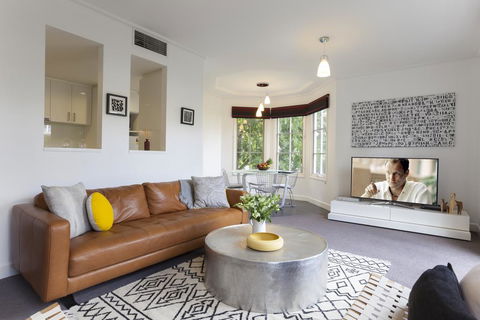 Boutique Stays - Wellington Mews, Apartment In East Melbourne - Dalby Accommodation 3