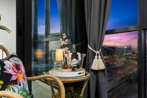 Braddon Penthouse, Top Location, Netflix, WiFi, Views - Dalby Accommodation 0