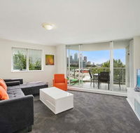 Bridge and Sails - Views of the Bridge and Opera House from this Executive 2BR Apartment in Darlinghurst - Dalby Accommodation
