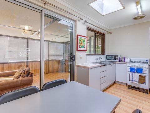 Bright, Neat & Convenient House - Dalby Accommodation 1