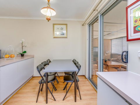 Bright, Neat & Convenient House - Dalby Accommodation 2