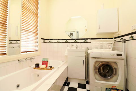 Brunswick Renaissance - Parking, Garden, Bath, Family - Dalby Accommodation 3