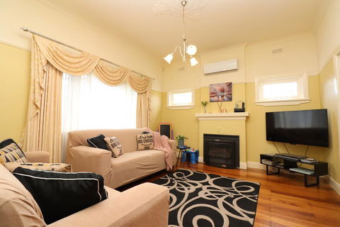 Brunswick Renaissance - Parking, Garden, Bath, Family - Dalby Accommodation 0