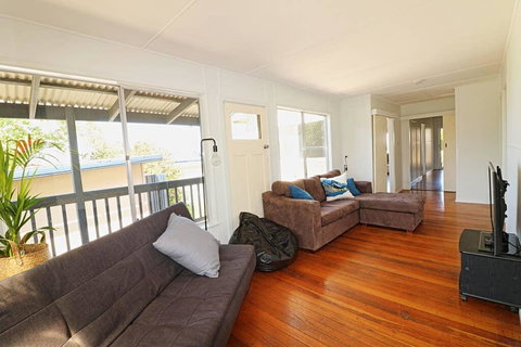 Bungo Beach House - Pet Friendly Home - Dalby Accommodation 3