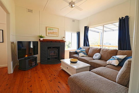 Bungo Beach House - Pet Friendly Home - Dalby Accommodation 2