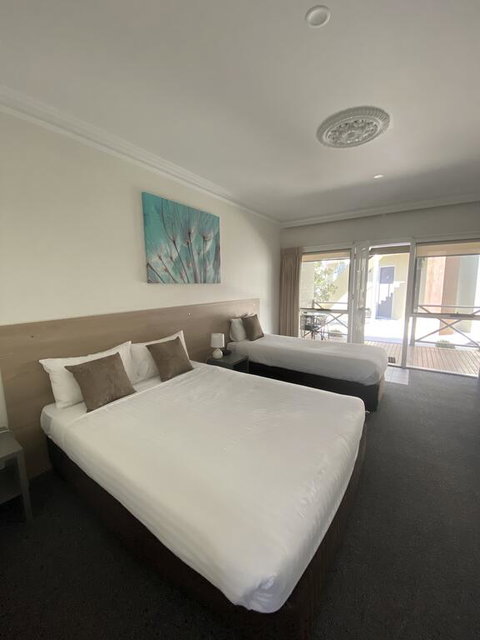 Campaspe Lodge - Dalby Accommodation 2