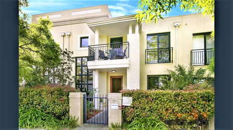 Campbelltown Most Sought After Park Central Home - Dalby Accommodation 0