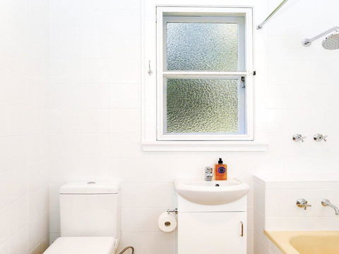 Canary Cottage - Fresh, Clean, Simple & Comfortable - Dalby Accommodation 3