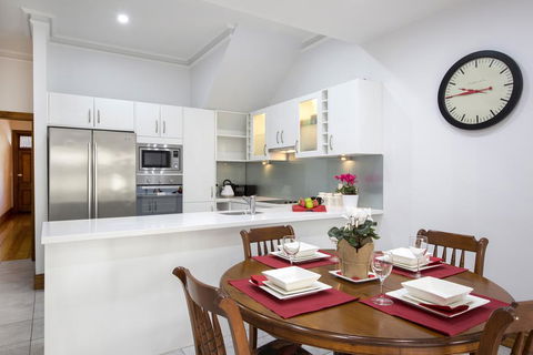 Carrington Charm - CBD - WiFi - Parking - Dalby Accommodation 3