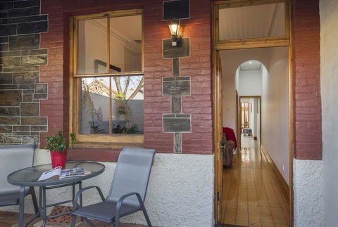 Carrington Charm - CBD - WiFi - Parking - Dalby Accommodation 2