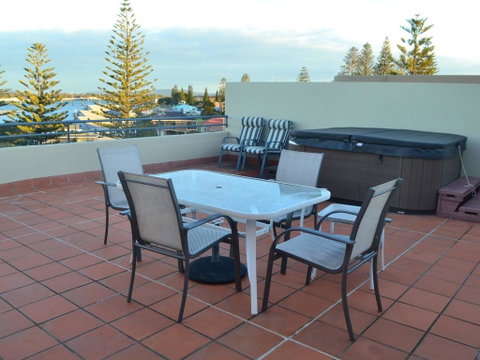 Castillo Del Mar 10 - Lake View Roof Terrace With Spa - Dalby Accommodation 2