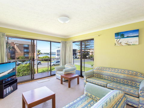 Champagne Court 1 With Water Views - Dalby Accommodation 0