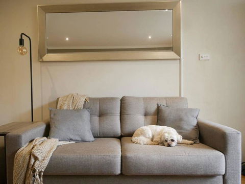 Chic, Pet Friendly & 500m To The Beach W/ Parking - Dalby Accommodation 1