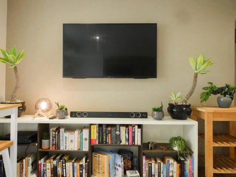 Chic, Pet Friendly & 500m To The Beach W/ Parking - Dalby Accommodation 2
