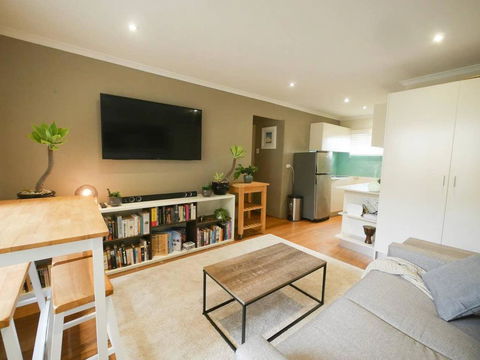 Chic, Pet Friendly & 500m To The Beach W/ Parking - Dalby Accommodation 0