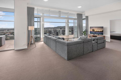 City-Centre Apartment With River Views And Balcony - Dalby Accommodation 2
