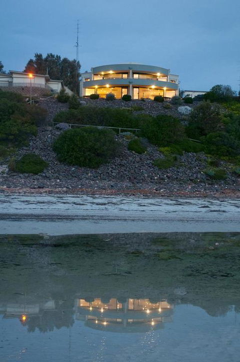 Cliff House Beachfront Villas - Dalby Accommodation 3