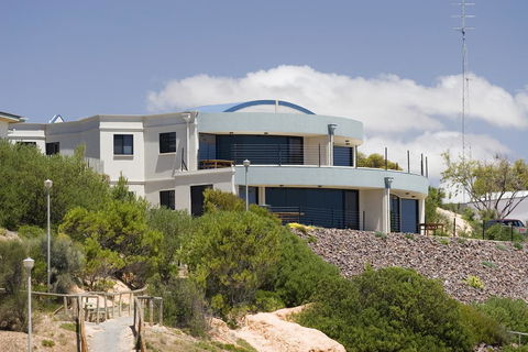 Cliff House Beachfront Villas - Dalby Accommodation 2