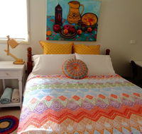 Colourful creative Artist house Glen Waverley - Dalby Accommodation