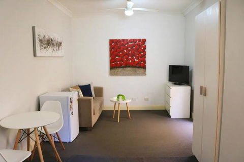 Convenient Studio In Kings Cross - Dalby Accommodation 3