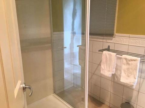 Cottage 1 Relax And Self Isolate In With Hot Tub - Dalby Accommodation 3