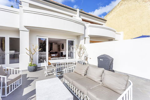 Cottesloe Aqua Retreat - Executive Escapes - Dalby Accommodation 0