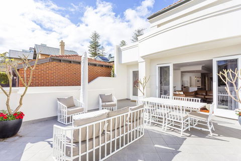 Cottesloe Aqua Retreat - Executive Escapes - Dalby Accommodation 1