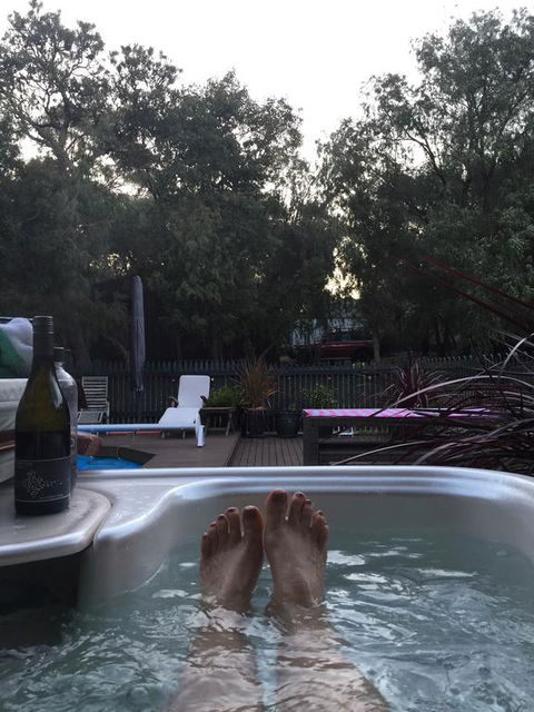 Country Retreat On 1 Acre With Pool, Hot Tub Surrounded By Trees - Dalby Accommodation 2