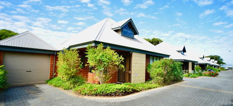 Cowrie Chalet - Dalby Accommodation 0