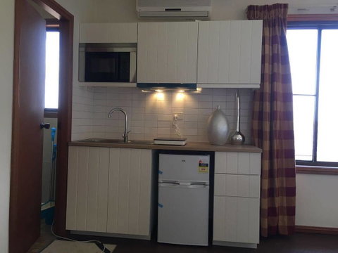 CozyStudioUnit In BeverlyHills (Train Accessible) - Dalby Accommodation 2