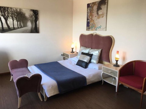 CozyStudioUnit In BeverlyHills (Train Accessible) - Dalby Accommodation 0