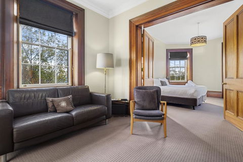 Cromwell Apartment - 3 Red Doors Battery Point - Dalby Accommodation 1