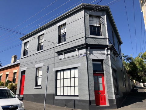 Cromwell Apartment - 3 Red Doors Battery Point - Dalby Accommodation 0